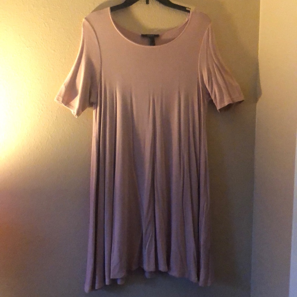 Selling a short sleeve pink t-shirt dress
